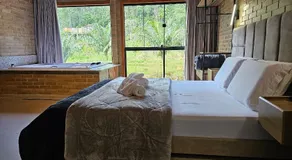 Chalés confortáveis com hidromassagem e vista para lago - Image 2