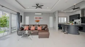 Luxury 4 Bedroom Beach House - Image 2