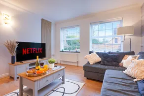 Stylish Flat • City Centre • Sleep 5 • Free Parking • Fast Wifi • Smart TV • Yoko Property - Image 2