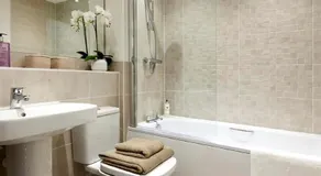 Elegant Double Room in a Family home with shared bathroom in Central Reading - Image 4