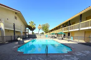 Townhouse Garden Inn & Suites San Antonio I 35 - Image 3
