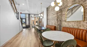 King suite with walking distance to night life - Image 3