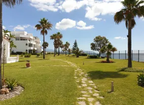 Spacious 2 bed beach house: stunning sea views - Image 5