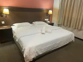 Queen Hotel - Image 5