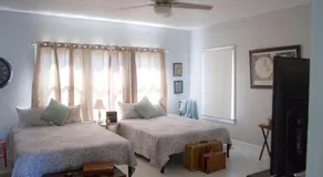 Cozy Aqua Private Suite with Parking - Image 4