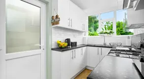 The Rock, Elegant 4 Bedroom House, Solihull, close to NEC, sleeps 8 - Image 5