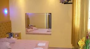 MOTEL RED LOVE - Image 2