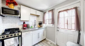 Cozy King Bed Hideaway Near Top Concerts & Sports - Image 5