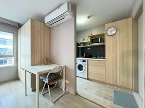 Spacious Studio Near BTS Kitchen & Washer - Image 4