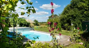 La Jolie Longère Fleurie Roulotte avec piscine et grand jardin - Image 2