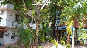 Shady transit hotel - Image 3