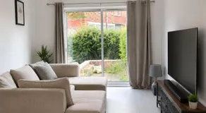 Stylish 4BR Home - Sleeps 7 - Parking & WiFi - Image 2