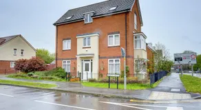 Modern Comfort, 2BR, Ensuite, Parking - Image 3