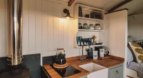 Luxury Shepherd's Hut on Meadow with Outdoor Bath in Mid Cornwall - Image 3
