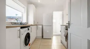 Upmarket Apartment with Parking - Image 5