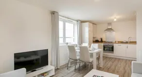 Luxurious 2-Bed Nottingham Retreat with Parking - Pass the Keys - Image 2