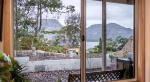 Freycinet Stone Studio è un monolocale di nuova costruzione con vista sull'oceano e sulle montagne. - Image 3
