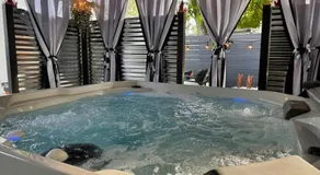 Saltwater Spa and Walk to Best Eats and Shops - Image 2