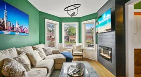 2 Bed Apt w/ Office, Free Parking, Near Wrigley - Image 2