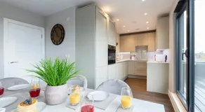 Elliot Oliver - Stunning Three Bedroom Penthouse With Large Terrace & Parking - Image 3