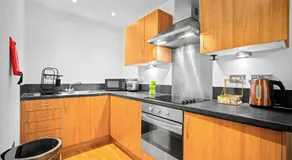 Arcadian Apartment - King Bed - Private Balcony & Secure Parking 14A - Image 5