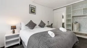 Vibrant 3BR house in Tilbury, Garden & Driveway - Image 3