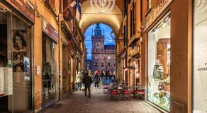Urbanicooh San Petronio - Torre Asinelli view - Image 4