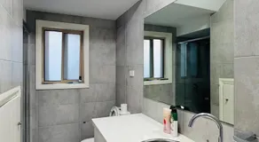 Revesby Twins Room with 2 Comfortable Single Beds - Image 2