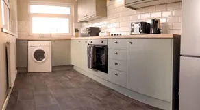 Parking, 4 Bedrooms, Small Courtyard - Image 4