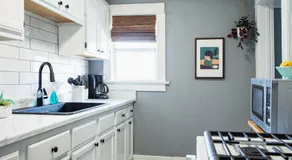 Pet-Friendly Stay, Mins to Beach, Conv Ctr, Prkg LB B - Image 4