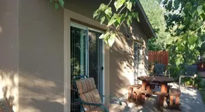 Grizzly Roadhouse Bed and Breakfast - Image 3