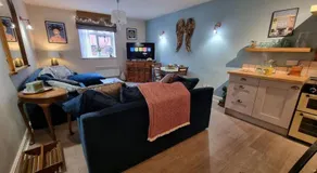 Stunning Luxury Vintage Duplex with Parking - Image 2