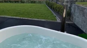 Studio Sleeps 2 -Private Hot Tub -Enclosed Garden - Image 4