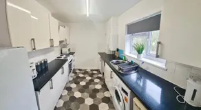 2 Bed Spacious Apartment, Sleeps 4, Free Wifi, Free Parking, Amenities Nearby, Good Transport Links Nearby, Contractors and Holidays - Image 2