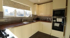 Modern 3 Bed House with Garden and Parking - Image 4