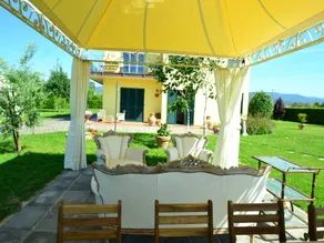 Villa i Montecarlo med Pool och Utsikt - Image 5