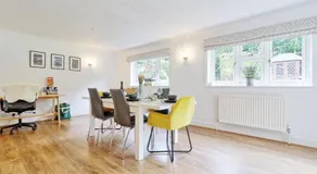 4-Bedroom Family Home with Garden, BBQ & Free Parking in Epping - Image 4