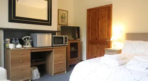 behindertengerechtes zimmer im erdgeschoss in einem traditionellen alten walisischen bauernhaus - Image 2
