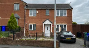 Spacious 3-Bedroom house with 5 beds and sofa-bed - Image 3
