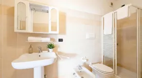 Central Duplex in Iseo - 2 Bedrooms - Private Parking & WiFi - Image 5