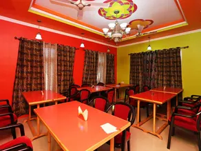 Super OYO Hotel El Classics - Image 3