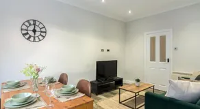 Elegant three bed bungalow - Image 3