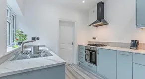 Stylish Modern 5BR Home by Hyped Properties Ideal for Contractors Relocators Longer Stay Near Centre & Golf Course with Parking - Image 3