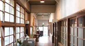奈良吉野の小学校跡地ゲストハウス-五右衛門風呂体験-漫画図書室-卓球台-一棟貸し-素泊まり-吉野山天川村観光-Small inn attached to a historic school building - Image 5