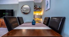 Victorian High Street flat, parking, WiFi - Image 4