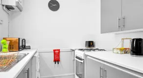 Stylish 3 Bed House - Garden - Parking - Netflix 181TA - Image 4