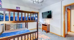 90s Condo| King Bed | 65” Smart TV | Arcade Game - Image 4