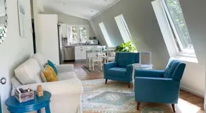 Newly Renovated Carriage House Near Town & Beaches - Image 3