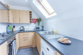 Bright 2 Bed Apartments in Marston Oxford, Free Parking, OX3 Near John Radcliffe Hospitals & University Parks - Image 4