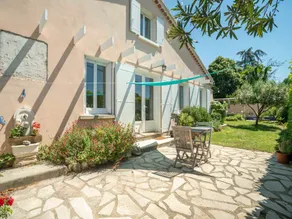 Pretty holiday home with garden and hot tub - Image 3
